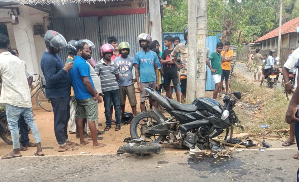 கட்டுப்பாட்டை இழந்த மோட்டார் சைக்கிள் கம்பத்துடன் மோதியதால் 20 வயது இளைஞன் பலி - jaffna news - 24x7 todayjaffna Breaking News