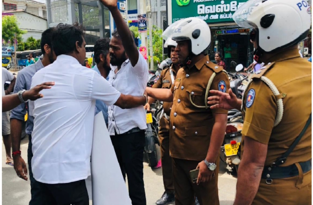 யாழ்.போதனா வைத்தியசாலையால் கையை இழந்த சிறுமி; போராட்டத்தில் பதற்ற நிலை - Lanka News - Jaffna News