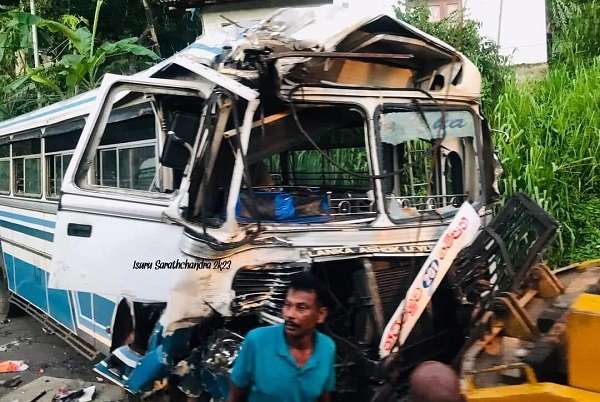 அதிகாலையில் இடம்பெற்ற பஸ் விபத்து; 15 பேர் வைத்தியசாலையில் - Lanka News - Jaffna News